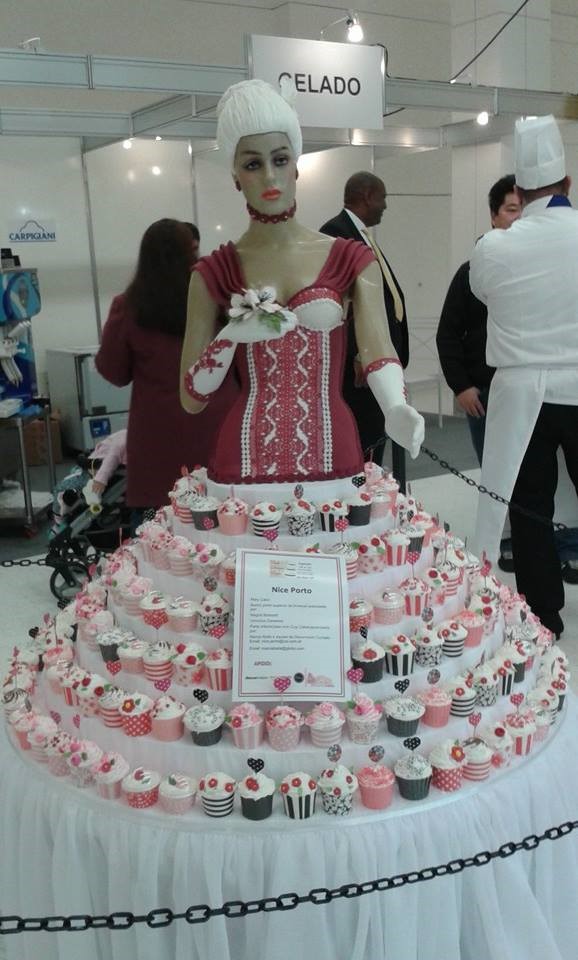 Blusa de Chocolate e Saia de Cup Cake